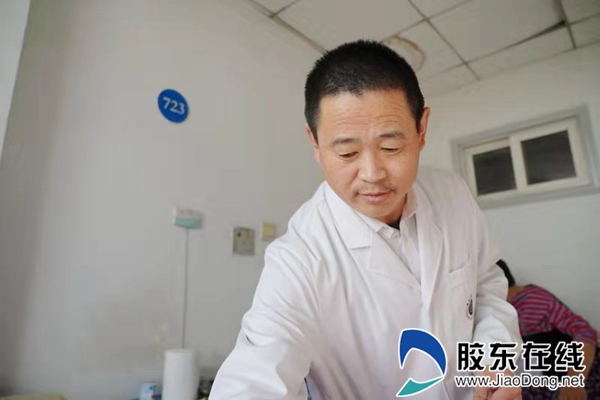 王金顶给患者治疗
