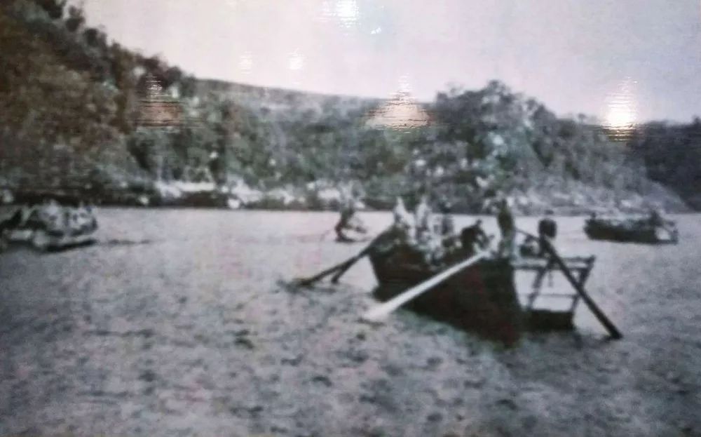 1954年11月,刚从朝鲜战场归国的78师232团官兵分乘小渔船进驻驻防岛屿