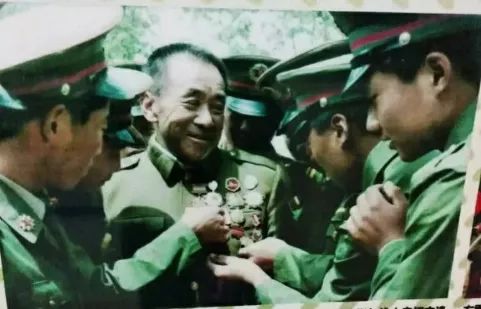 父亲和战士们在一起交流