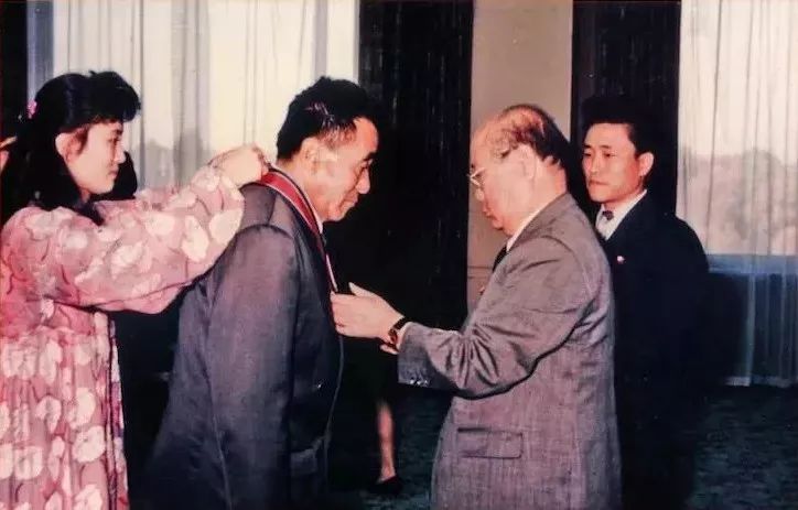 朝鲜人民军总参谋长崔光次帅给父亲授勋