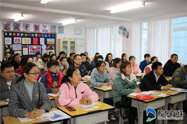 激发家长参与学校管理的积极性,11月8日,芝罘区新石路小学成功举行了