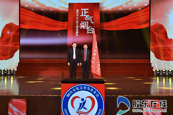 周喜強副書記(右)接受“毓璜頂醫院志愿服務隊”旗幟