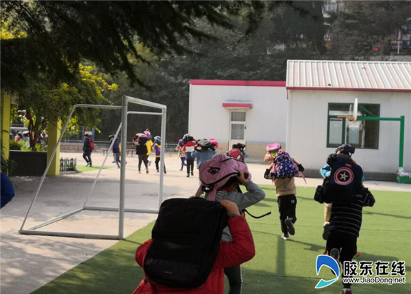 新海阳小学举行防震应急疏散演练活动1