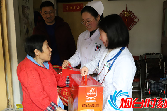 白石肛肠医院为老人赠送礼品并为老人检查身体