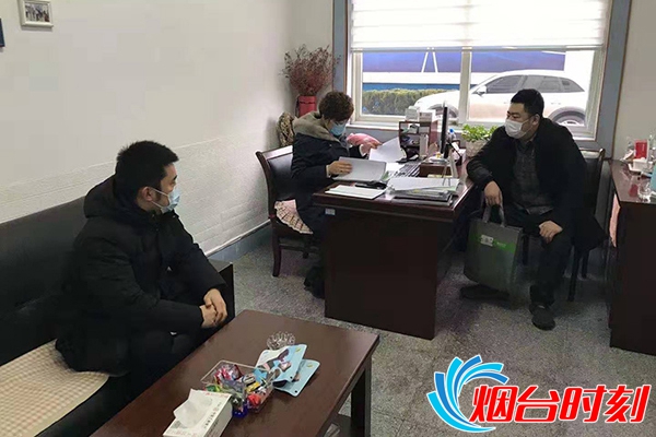 煙臺銀行工作人員協同操作,齊心協力為客戶開通綠色審批通道