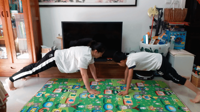 “大手拉小手”