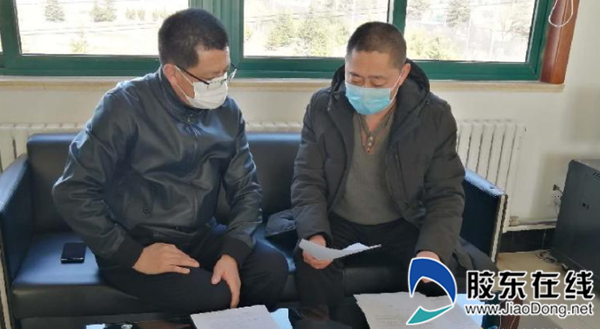 方圆街道驻厂联络员人员正帮着企业做复工后的材料核查工作