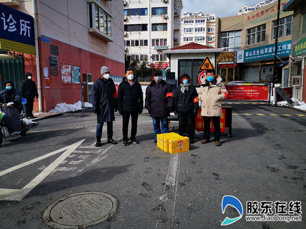 劉作釗校長走訪慰問社區(qū)一線工作人員_副本