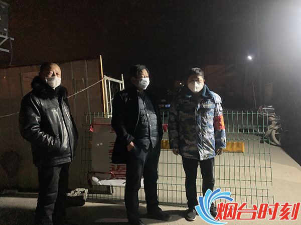 孙志玖(右)夜间依然坚守岗位