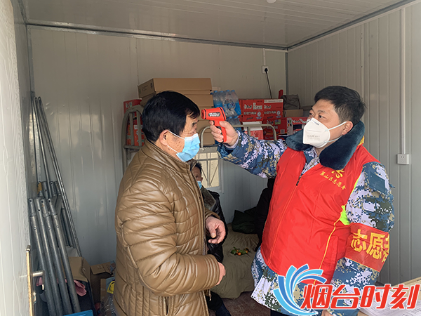 孙志玖为过往人员测量体温