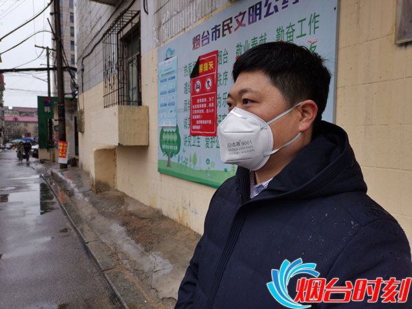 在“双报到”社区冒雨执勤