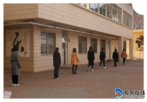 入厕错时、有序、排好队