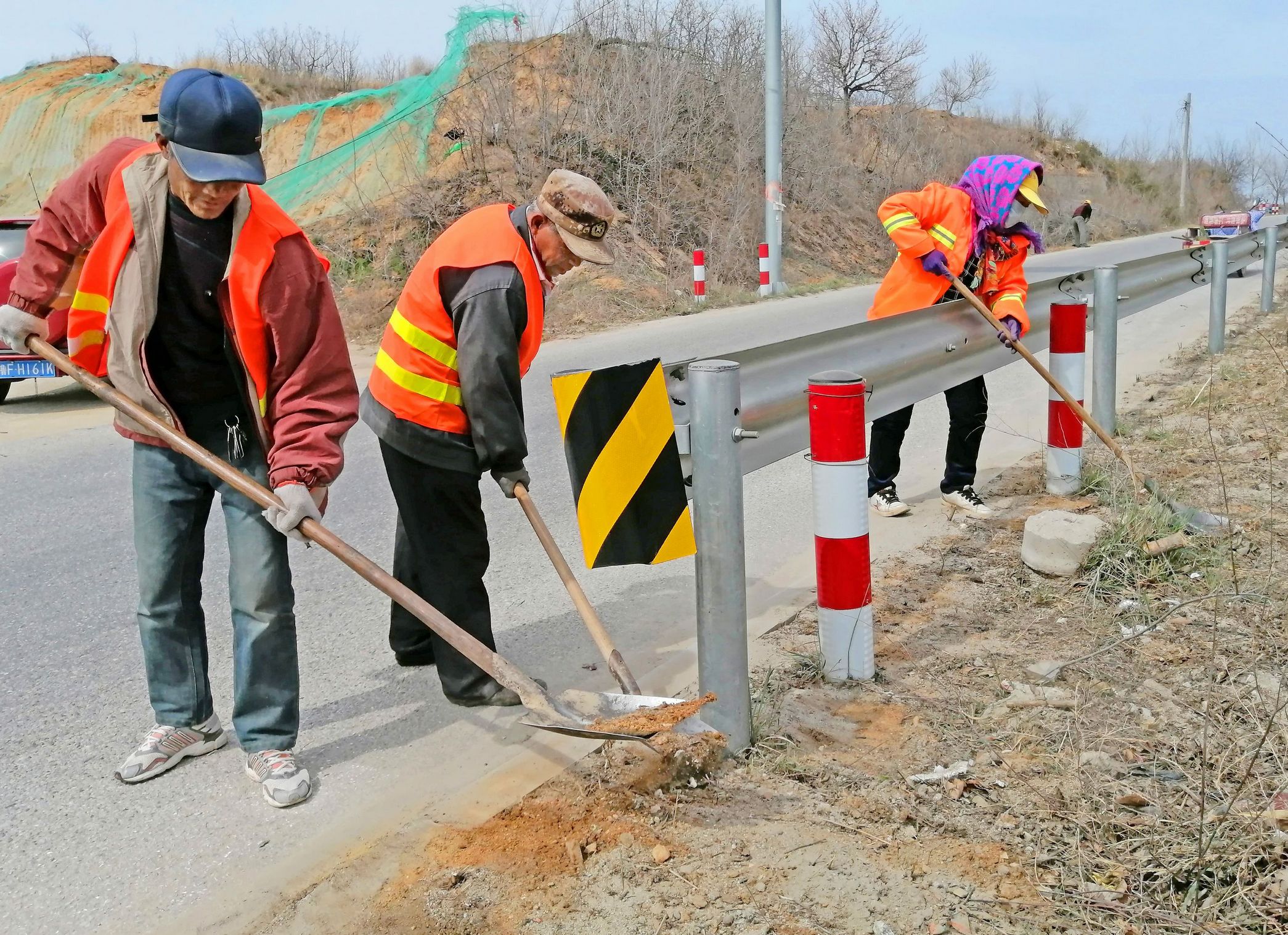 物业人员正在整治周格庄孔周线道路两侧