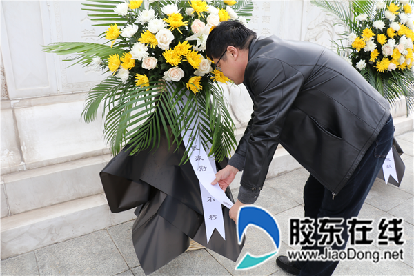 工作人员敬献花圈2