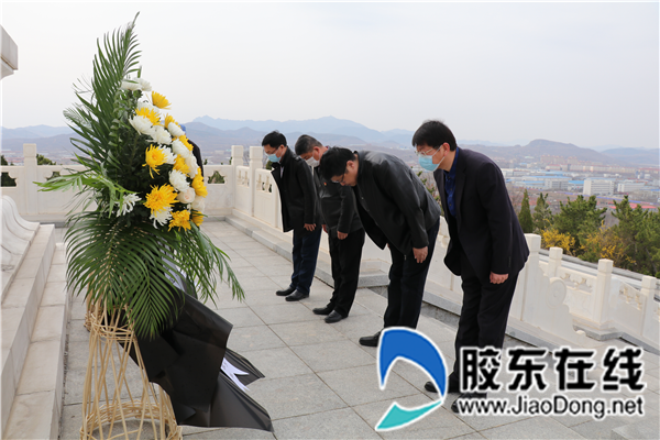 鞠躬缅怀先烈