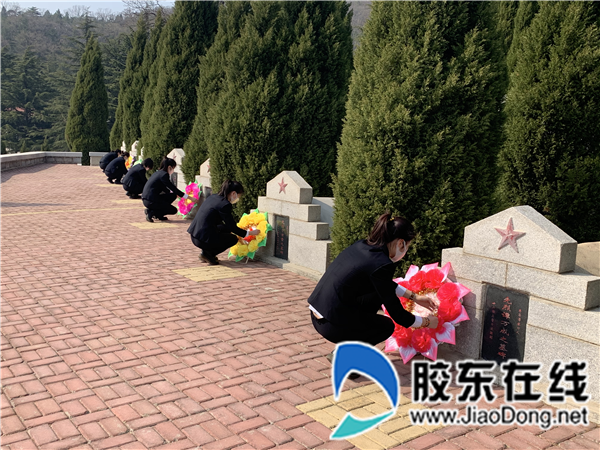 清明节陵园管理中心组织干部职工向烈士敬献花圈(1)