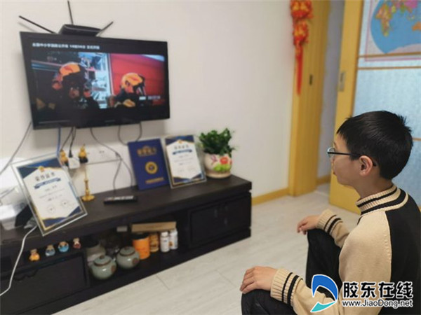 学生观看