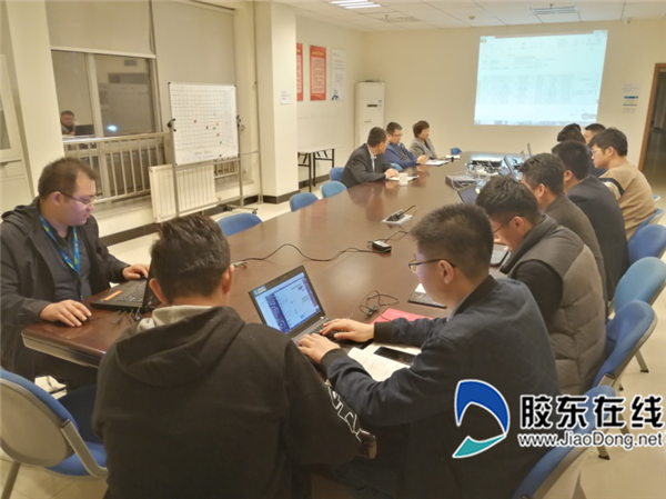 夜间召开施工调度会