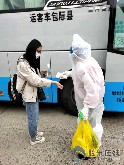 车站为学生测体温