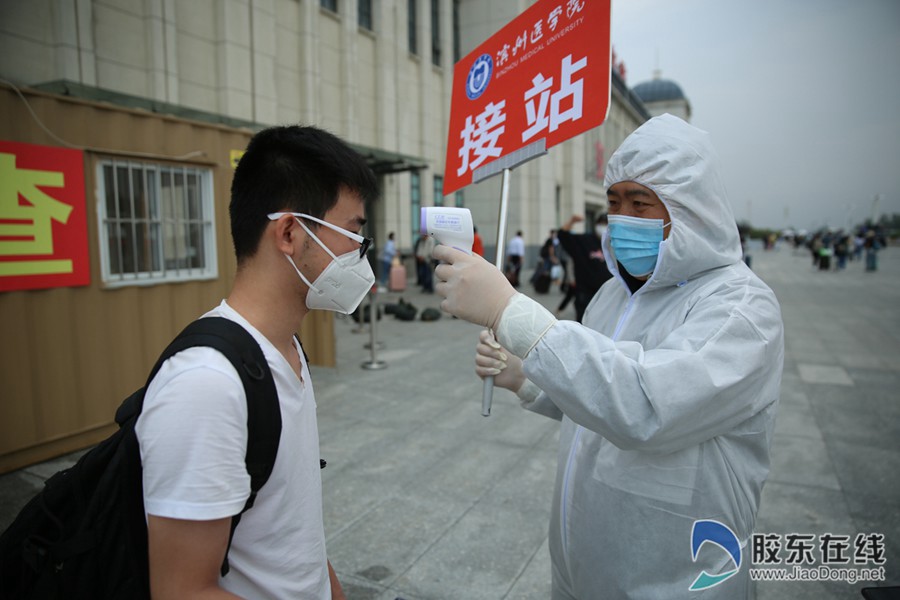5.接站口辅导员老师对学生开展体温检测