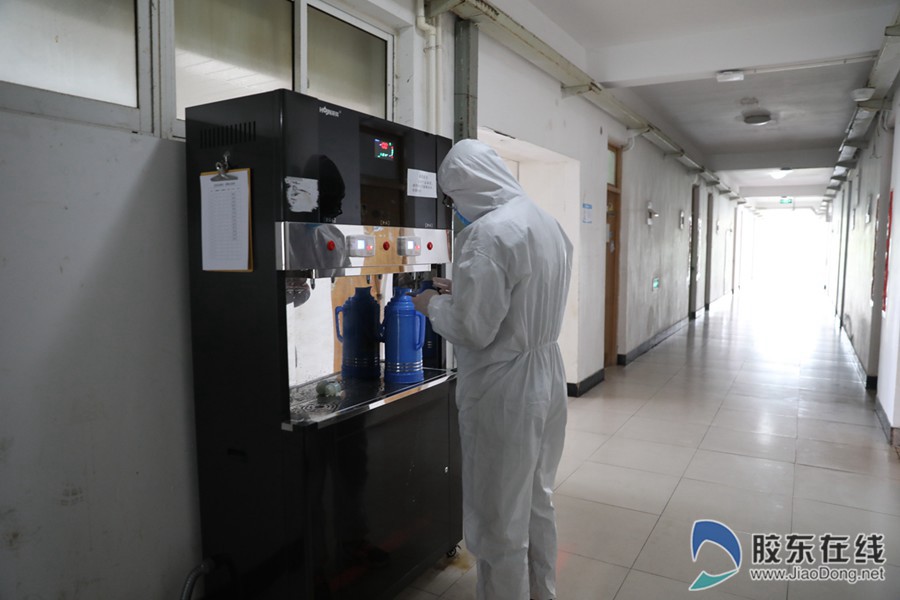 19.辅导员老师为学生打水