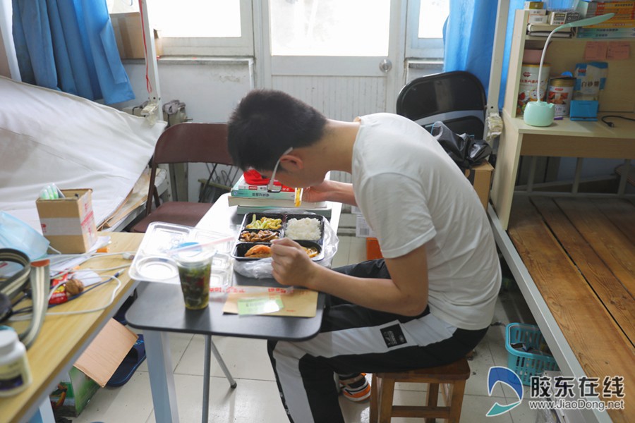 24.学校为返校学子准备了爱心餐