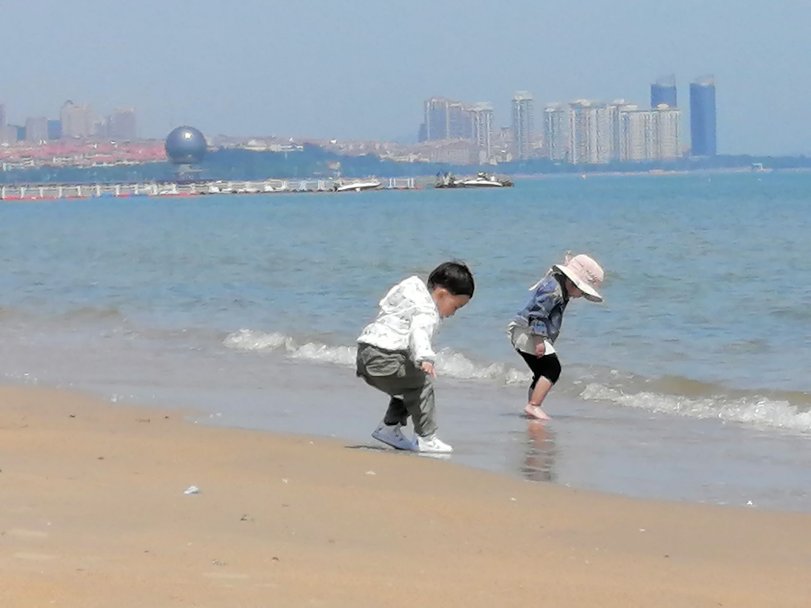 小朋友和游客在海边戏水观海、在景区游玩