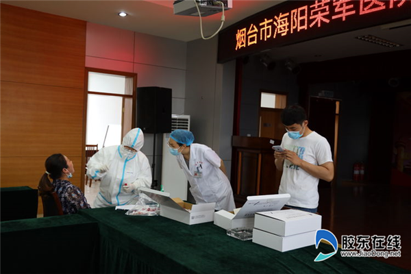 检验科工作人员认真学习采样操作