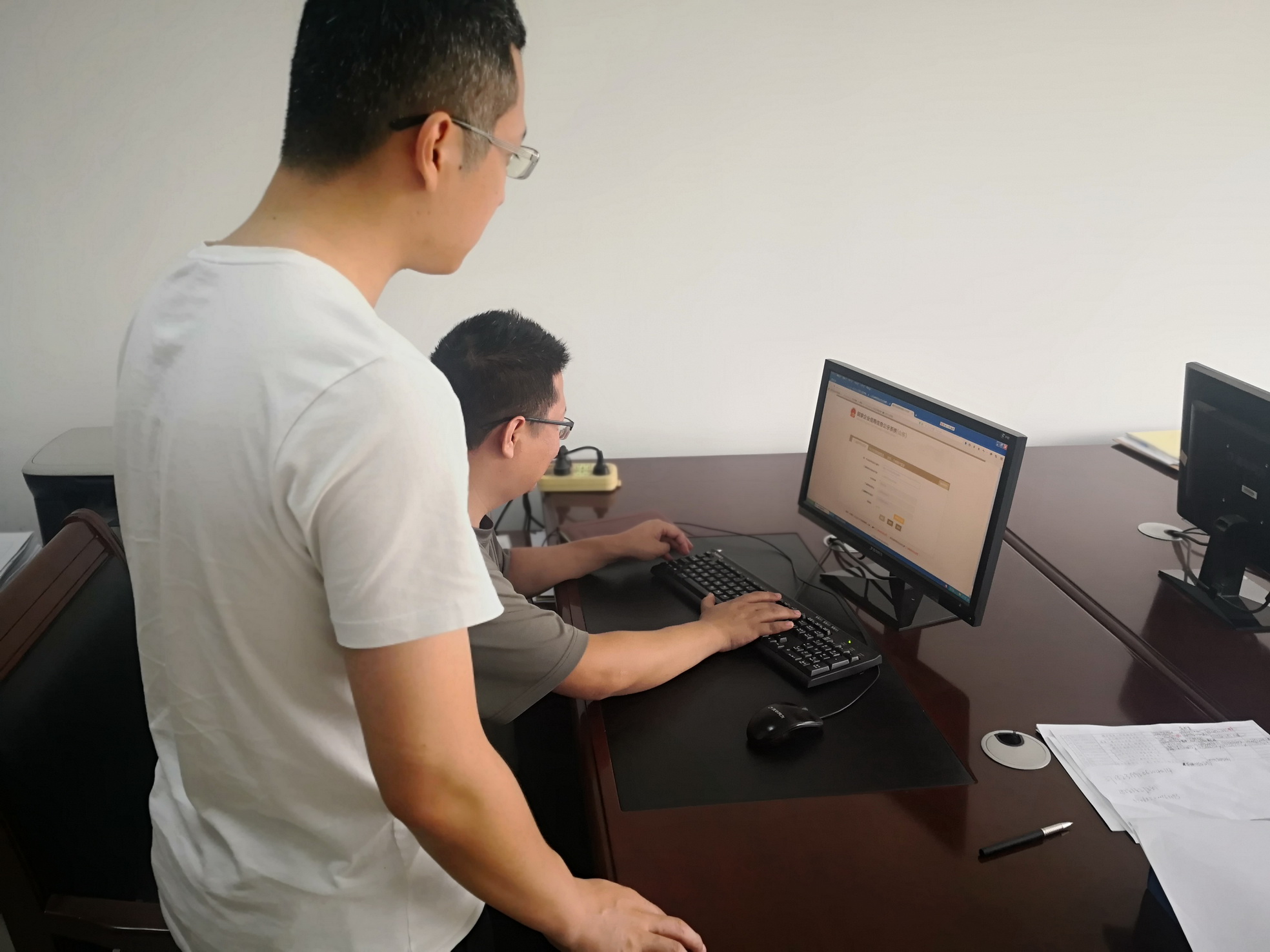 工作人員在現(xiàn)場(chǎng)指導(dǎo)企業(yè)年報(bào)