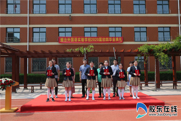学校领导为优秀毕业生颁发证书