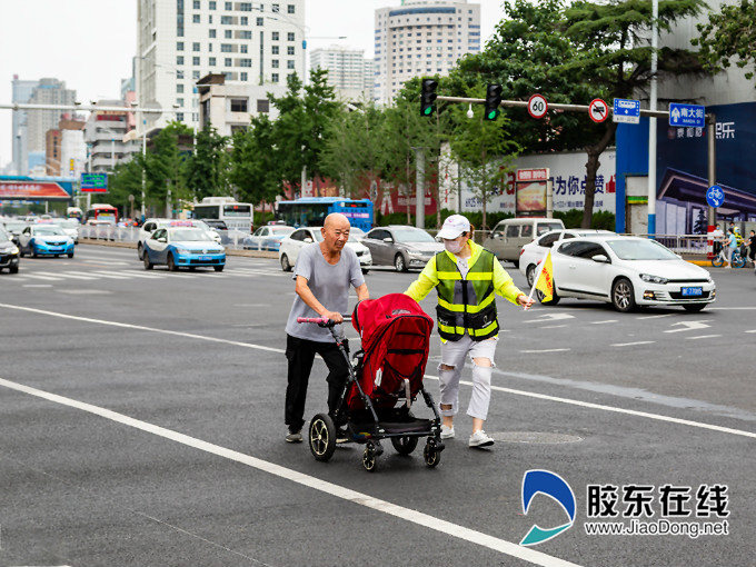 暖心!这些志愿者成烟台街头一道动人的风景线