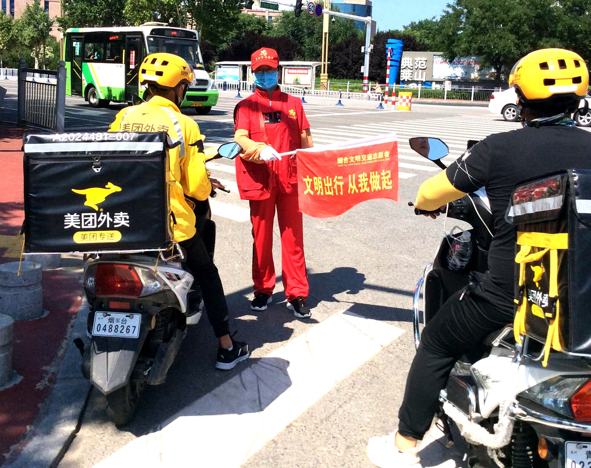 队员正在港城东大街十字路口疏导服务