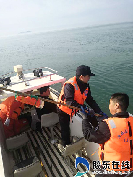 执法人员清除海上违规渔具