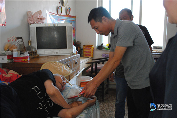 刘书军局长送达慰问金