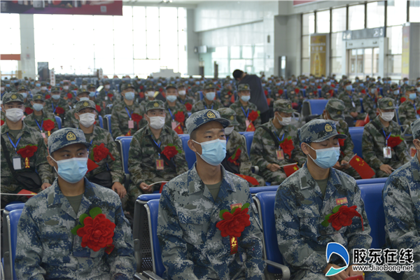 300余位新兵整齐就座
