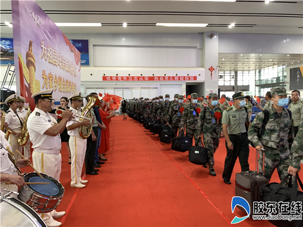 军乐团现场演奏曲目送别新兵