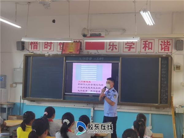 陈警官为同学们进行交通安全主题讲座