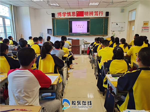 通过校园广播向全体师生进行教育