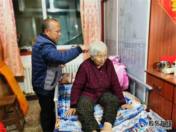 王安林為母親梳頭