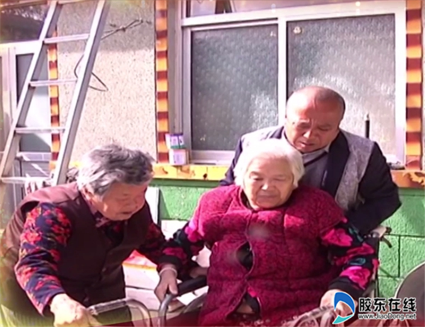 王安林照顧老人大小便