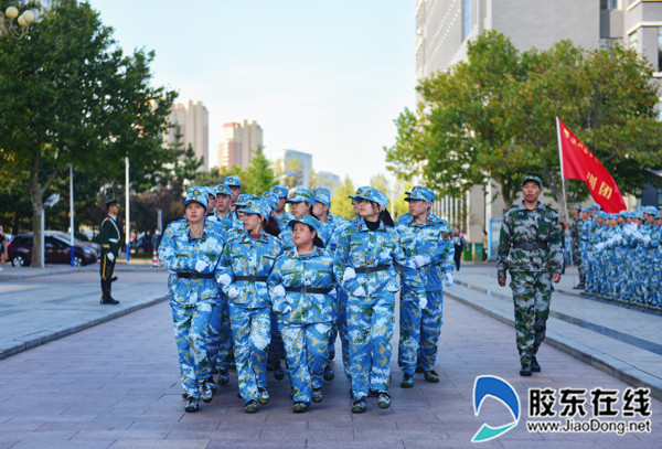 7视障学子方队接受检阅