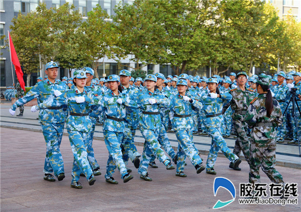 8听障生方队接受检阅