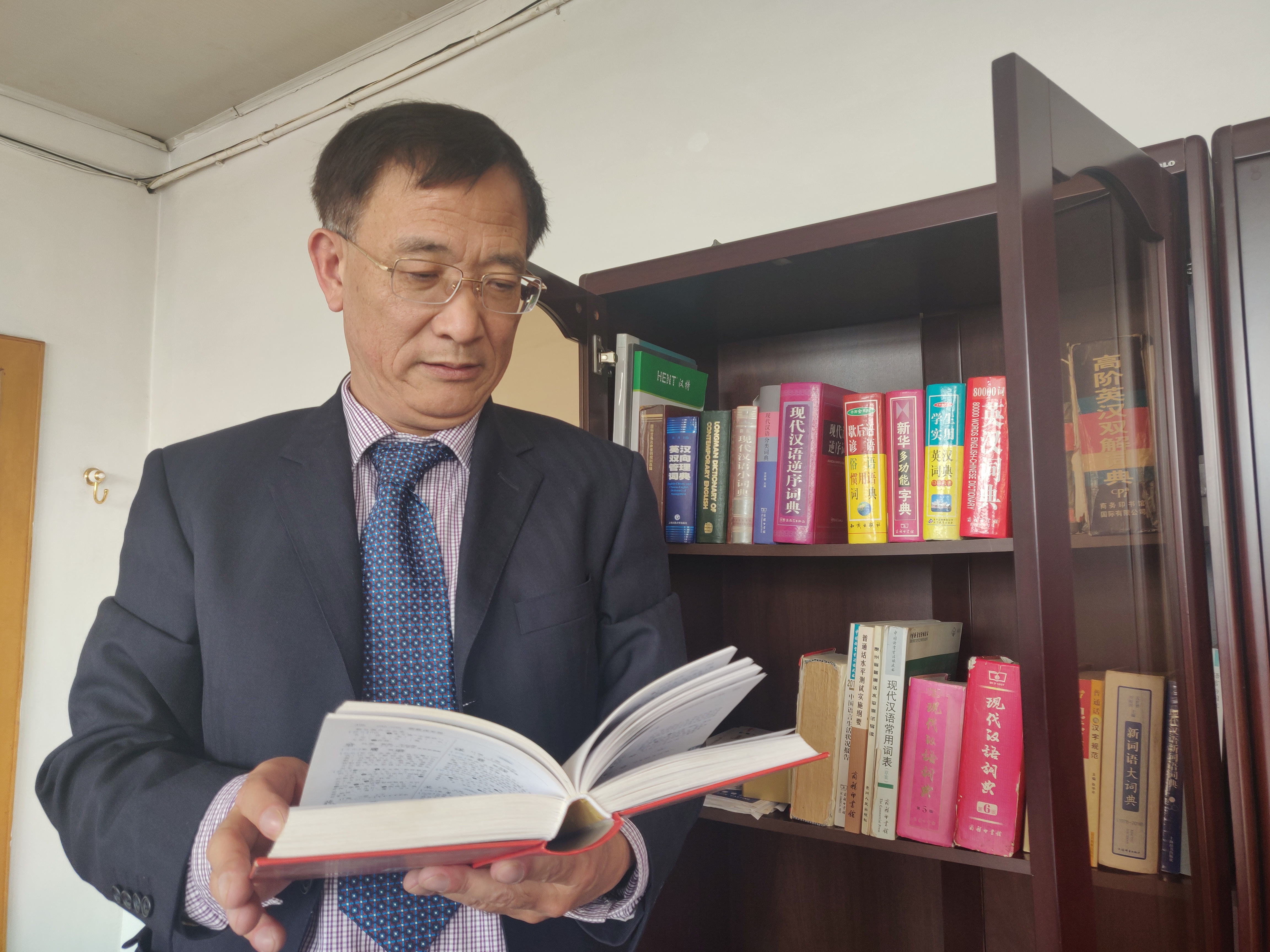 9 郭世忠的书柜里摆满了字典