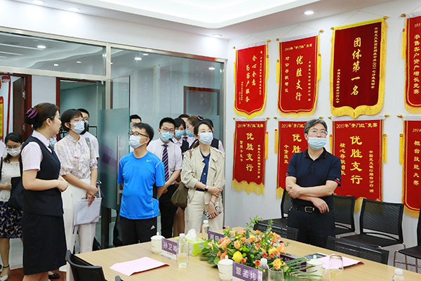 3.省银协千佳验收组到烟台解放路支行验收千佳网点