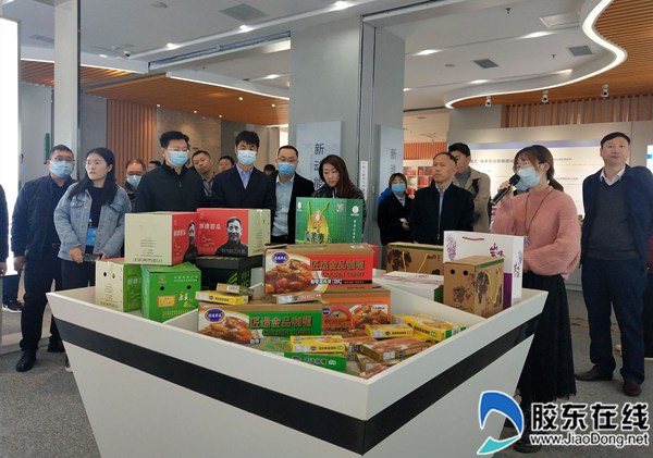 1采訪團在農綜區展廳參觀