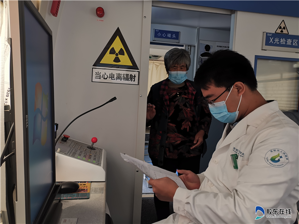 村民在救护车内等候做x线检查