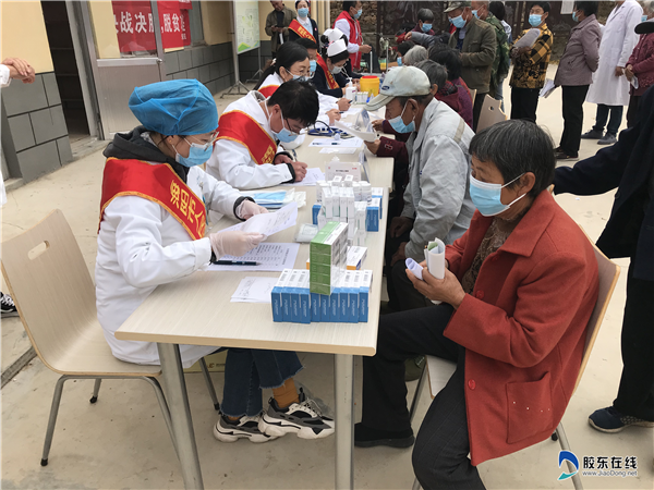诊断结束,村民凭处方领取对症药品
