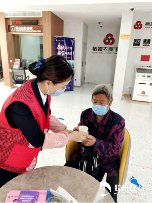 棲霞農(nóng)商銀行:關愛老年人,打造城市溫情銀行469