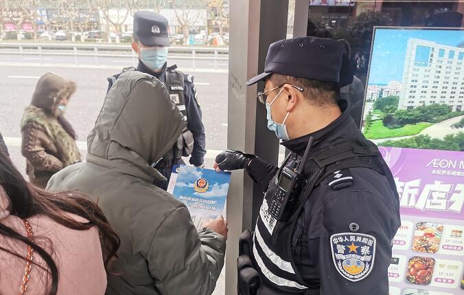 烟台开发区巡警:雪中执勤 民警为您送"温暖"