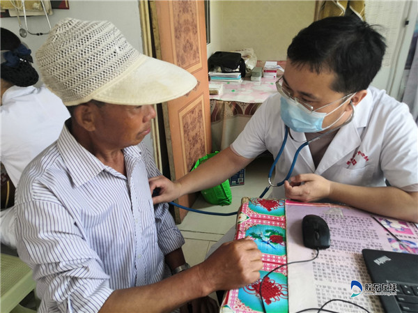 萊陽中心醫院掛職“業務院長”趙炳超到萊陽市姜疃鎮紅色教育基地新安村為村民查體